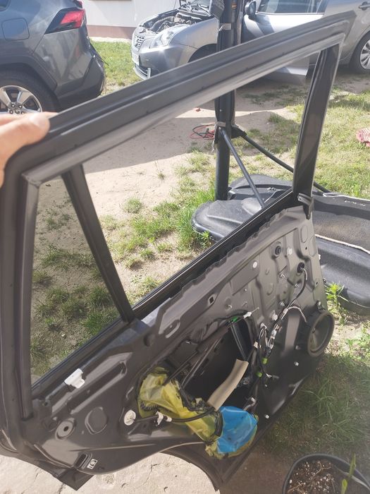 Uszkodzone drzwi tylne lewe Rav4