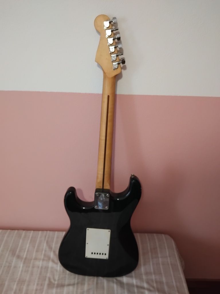 Guitarra SQUIER STRAT (Fender) + cabo + Afinador + Bag + Amplificador