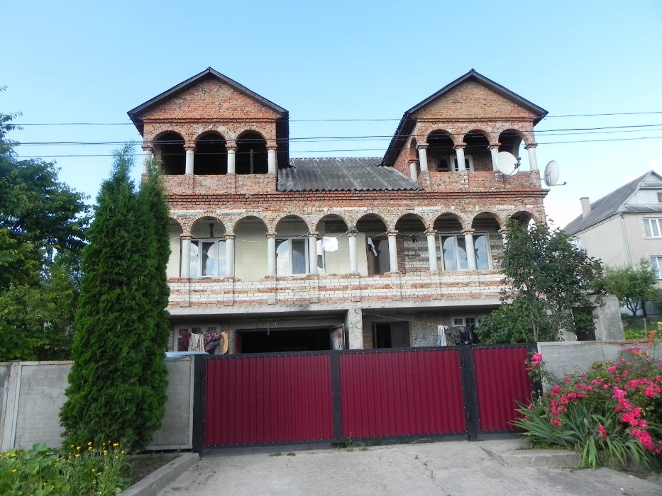 Продам половину нового будинку