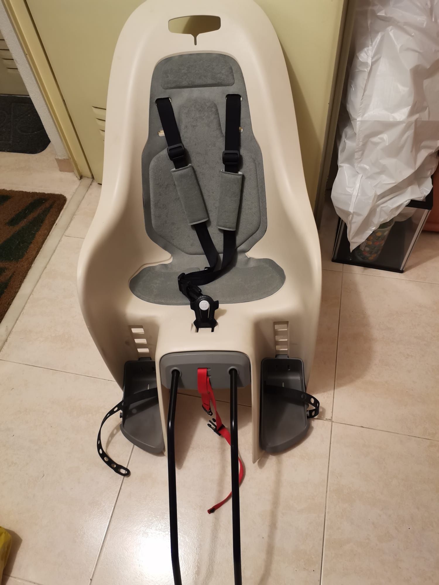 Porta-bebés para colocar na bicicleta. "Praticamente nova"