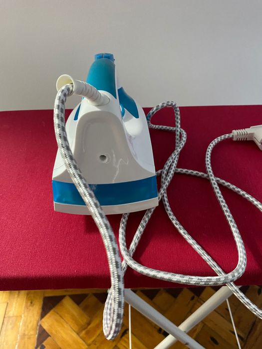 Ferro de Engomar a Vapor RUSSELL-HOBBS