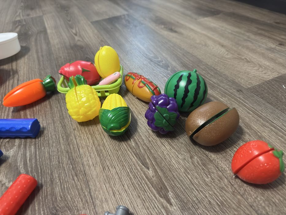 Набір розвиваючих іграшок інструменти,аптечка, фрукти.