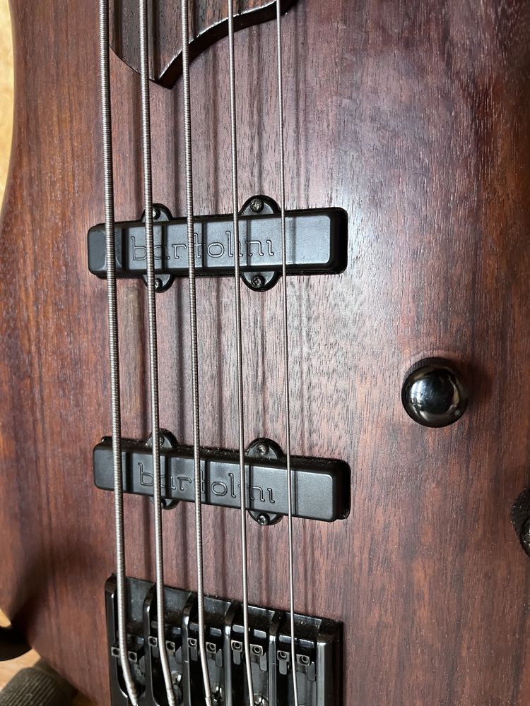 Baixo Mayones Be 5
