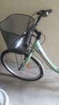 Bicicleta urbana verde menta com cesto
