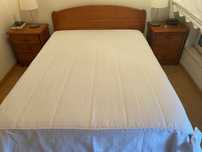 Cama e mesinhas de cabeceira