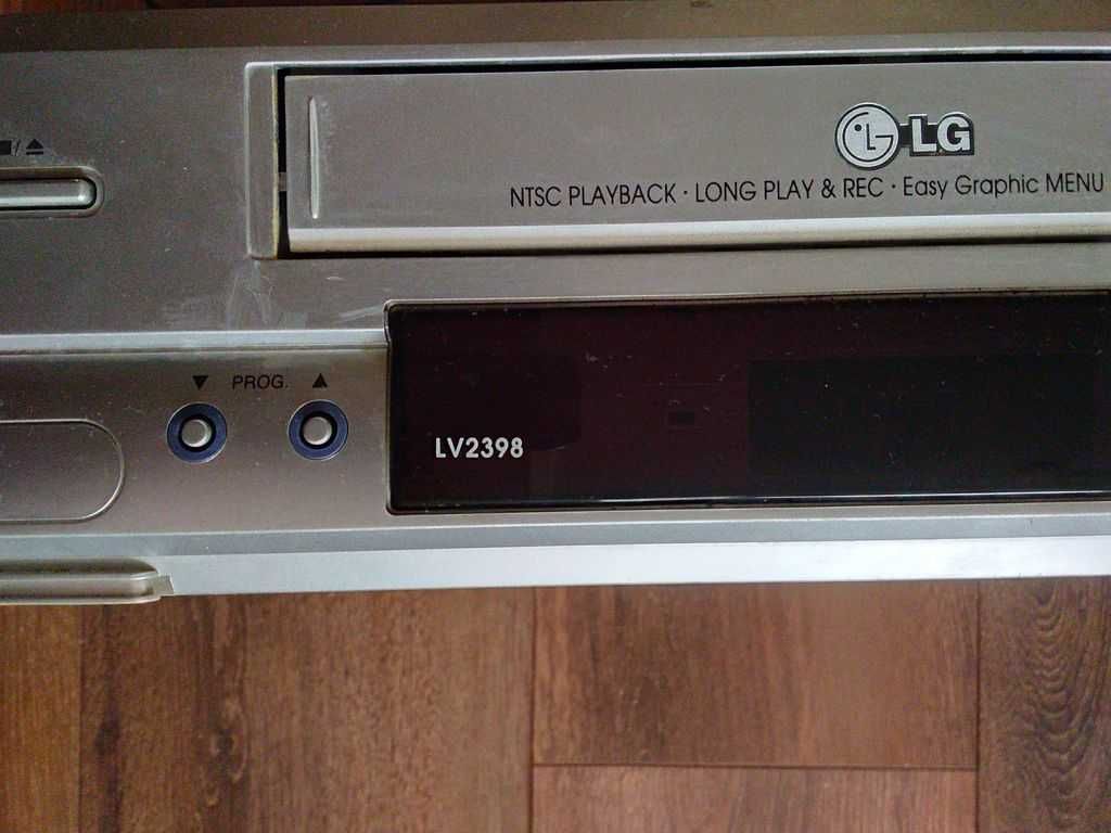 Видеомагнитофон LG. CD плееры.
