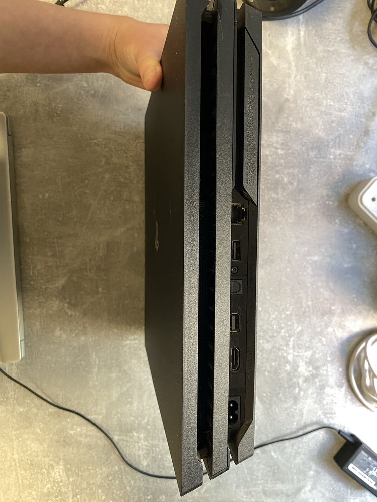Продаю Playstation 4 pro