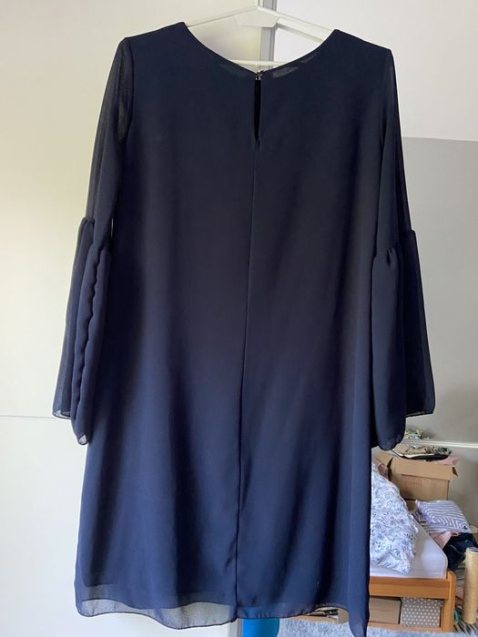 Granatowa sukienka z rozkloszowanymi rękawami M S