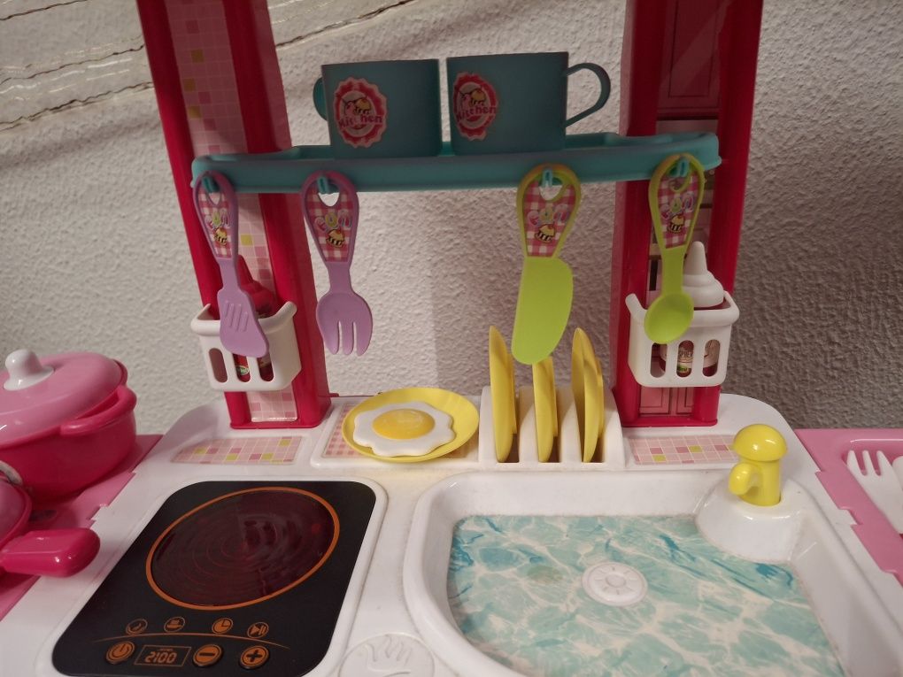 Mala portátil que é cozinha e acessórios