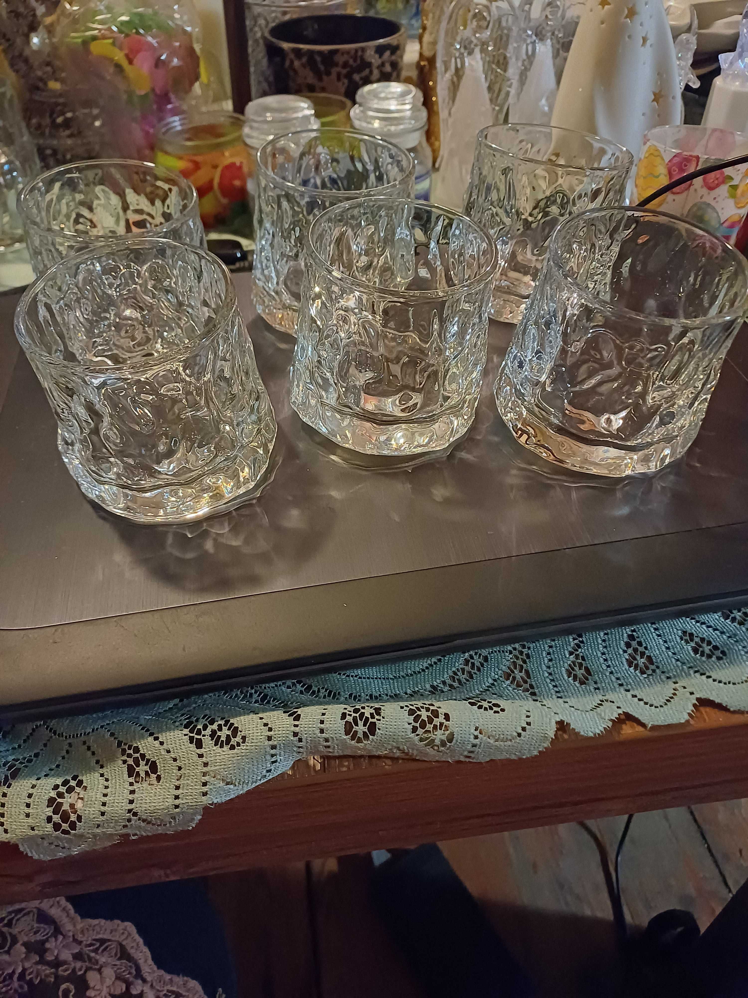 Dwie szklanki z uchwytami.