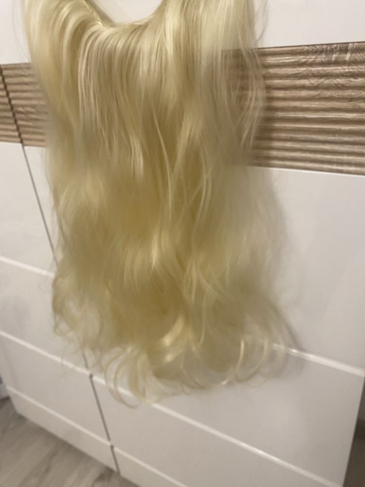 Kucyk doczepiany w kolorze złoty blond .