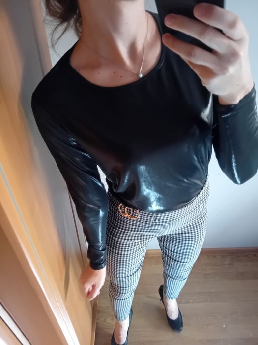 Reserved XS czarna bluzka śliska ładnie mieniącą się, będzie pasować n