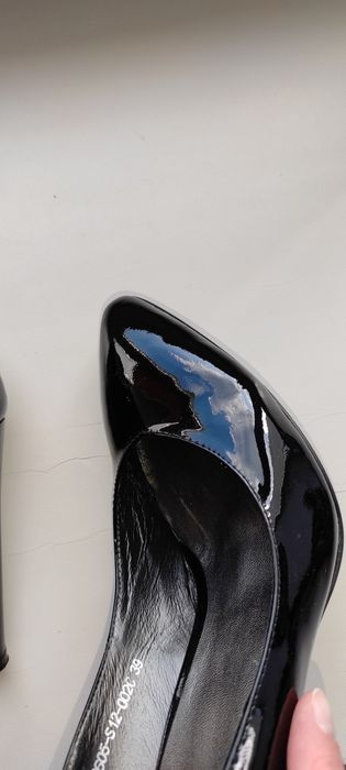 Шкіряні лаковані туфлі для виходу в світ