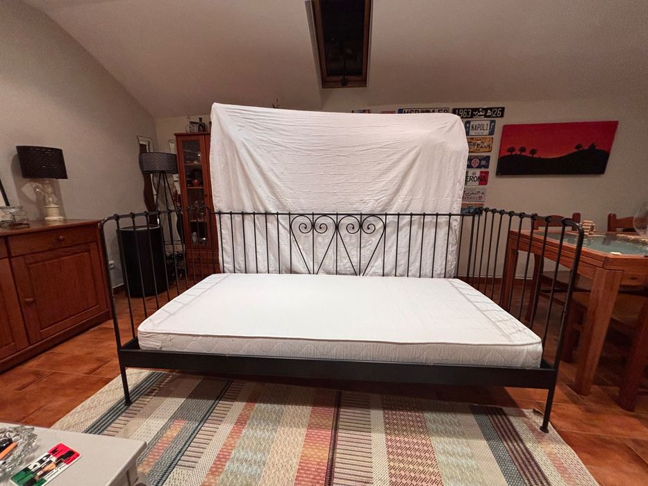 Cama ou sofá em ferro Ikea