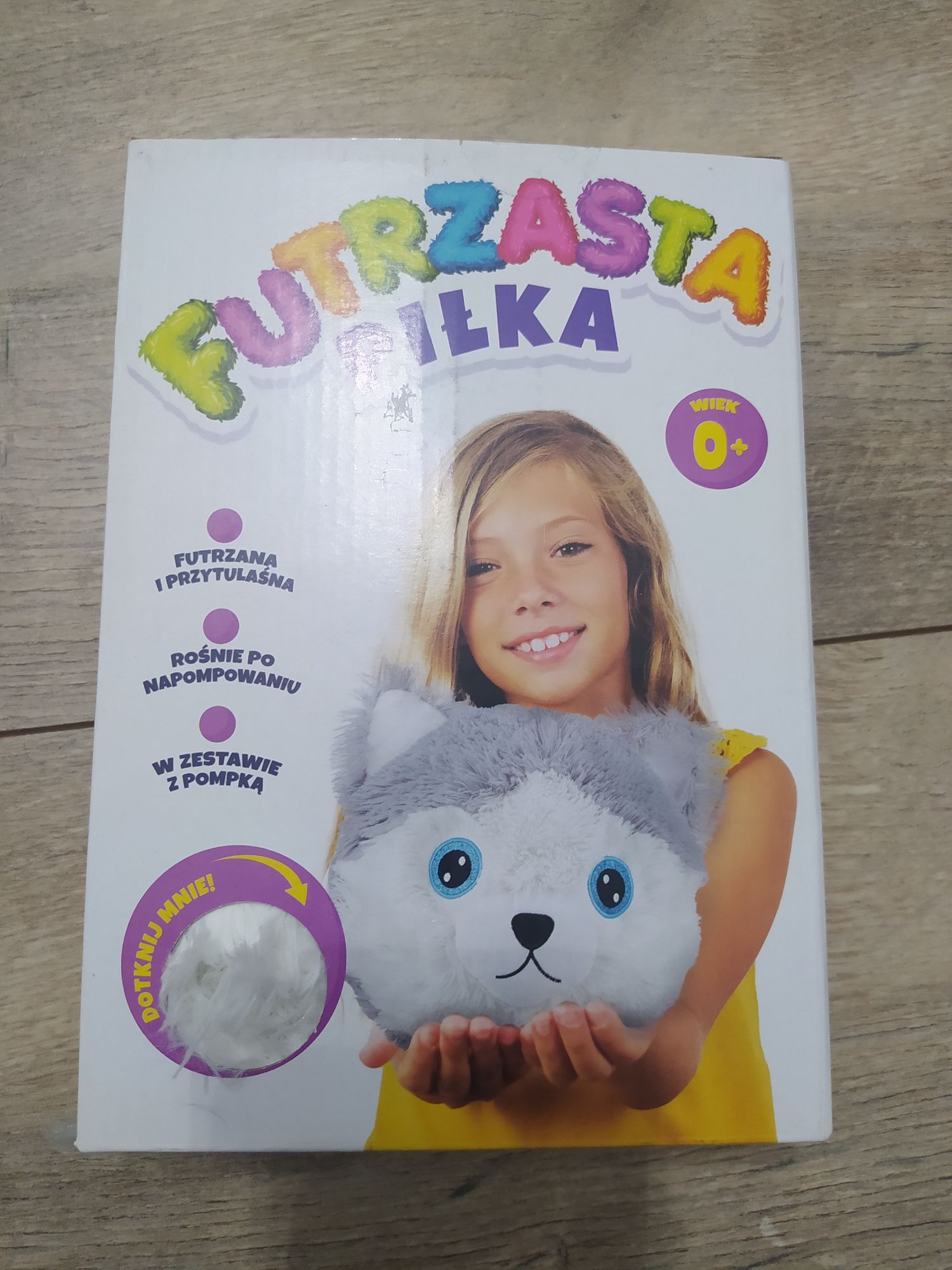 Futrzasta piłka nowa piesek husky