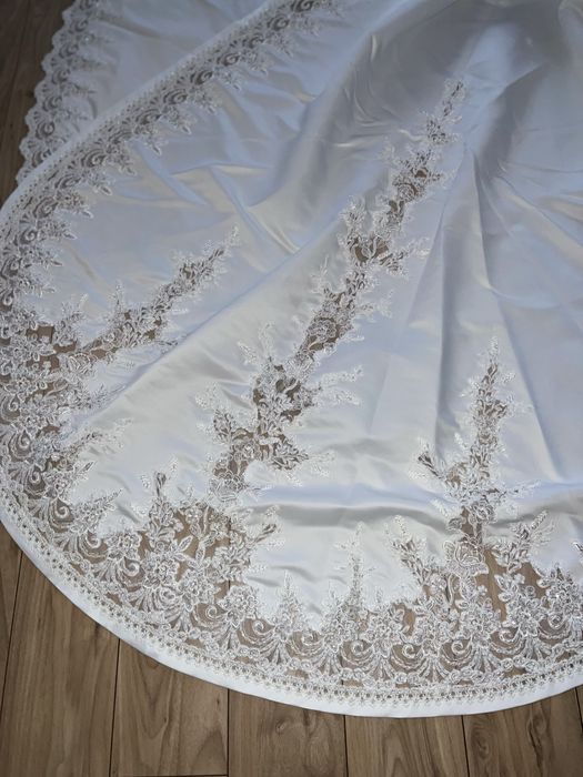 Suknia ślubna z trenem oraz diademem