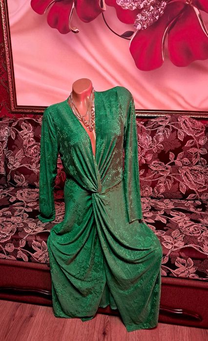 Зеленое платье сукня с декольте.