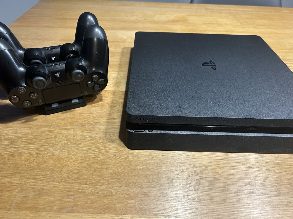 PlayStation 4 , dwa pady, podstawka ładująca pady, DYSK 2TB