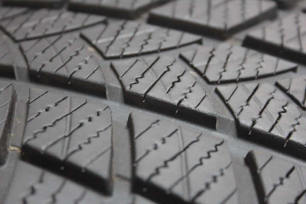 255/40/20 Bridgestone Blizzak LM 001 255/40 R20 97W