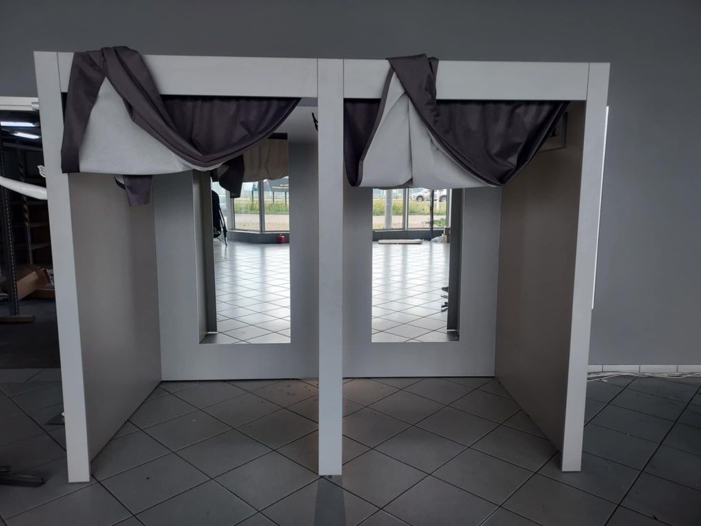 Przymierzalnia z lustrami i oświetleniem led