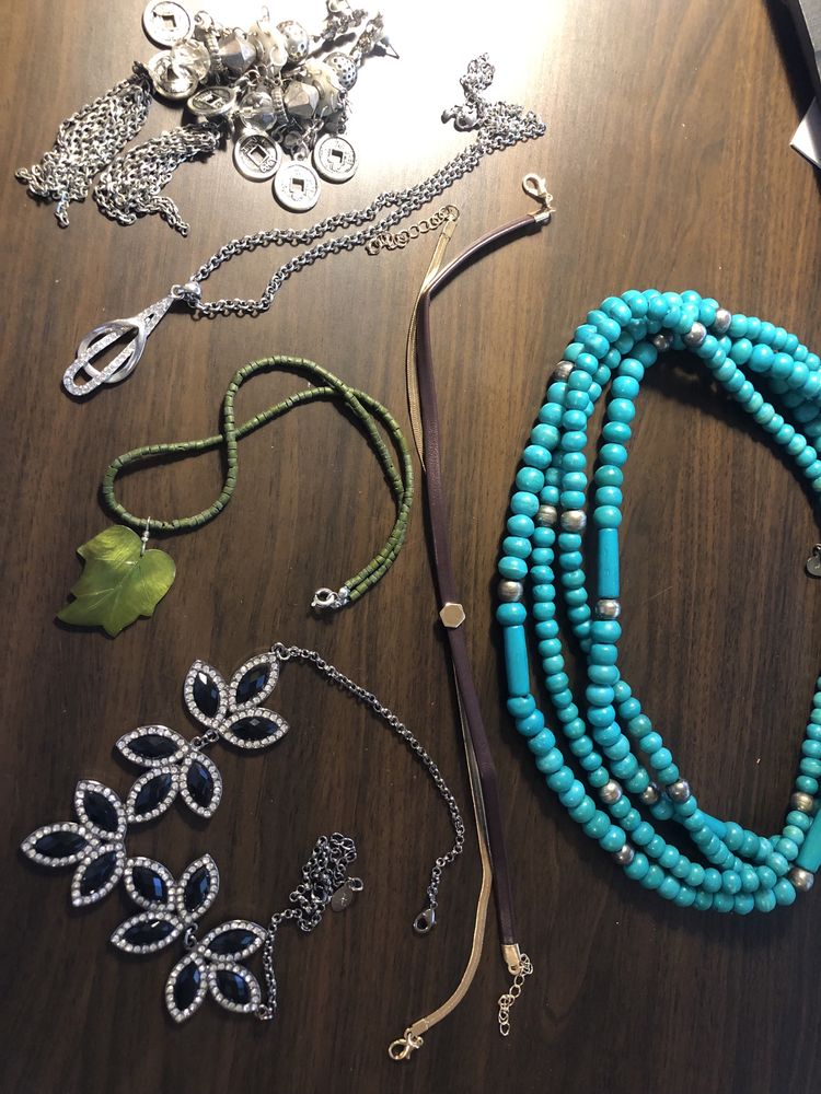 Caixa com bijuteria: pulseiras e fios