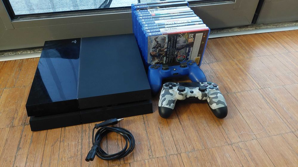 PS4 com 13 jogos e 2 comandos