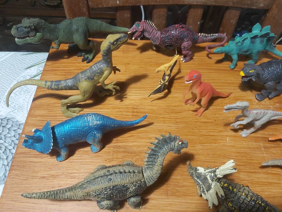 Várias figuras de dinossauros