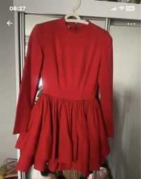 Puekna czerwona sukienka