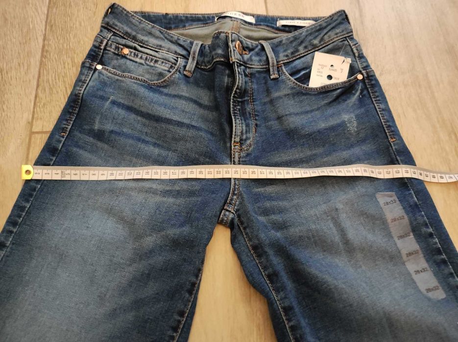 Spodnie damskie Jeasny marki GUESS  r. 28/32 "curve x Straight"