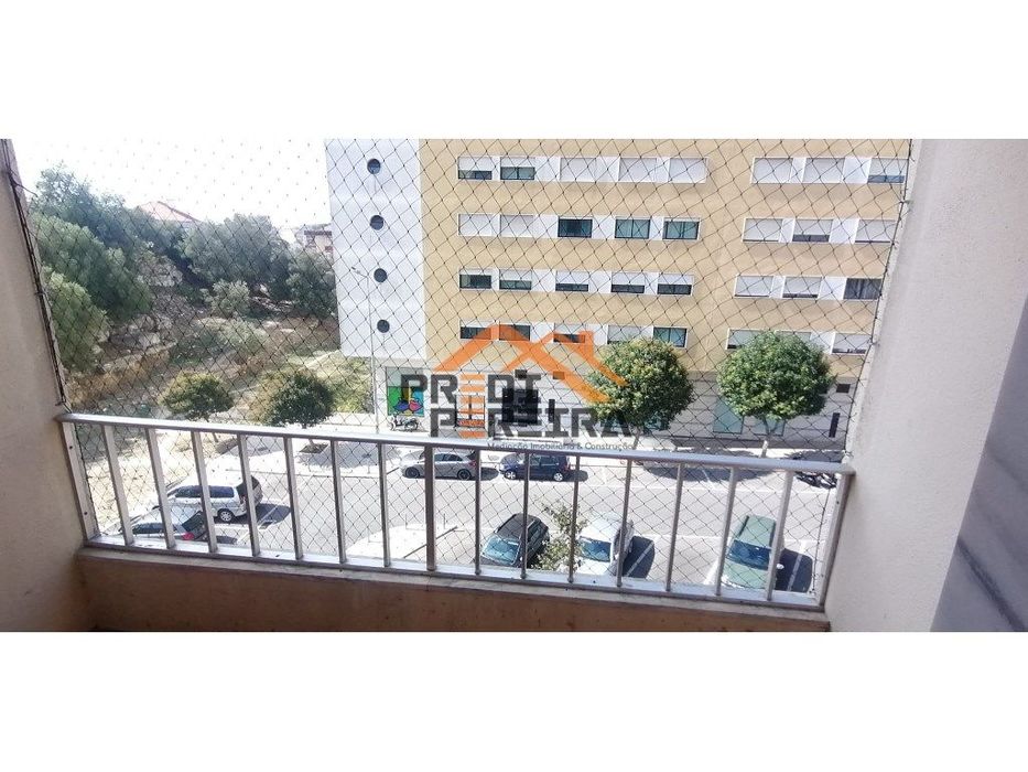 T1 remodelado ,com varanda e vista desafogada - Cacém.