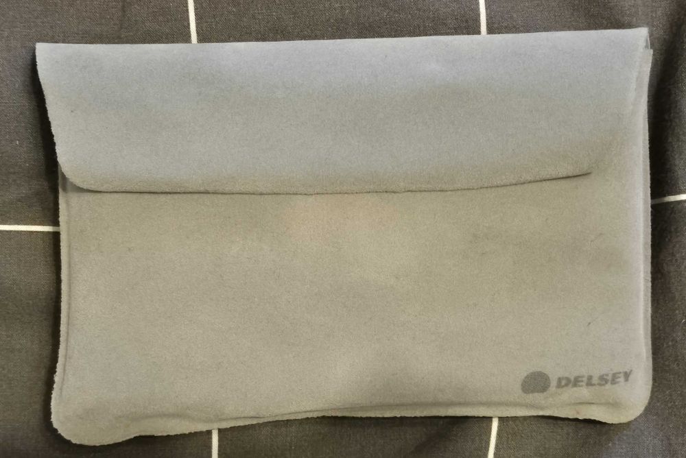 Almofada de viagem insuflável com venda e bolsa Delsey