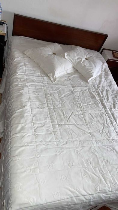 Edredon cama casal, com duas almofadas