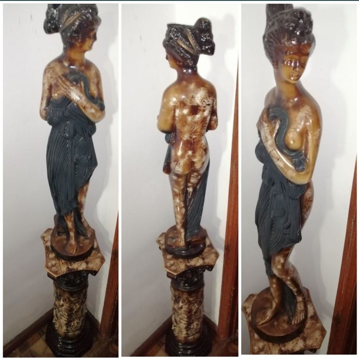 Estátua em louça e coluna.
Cor castanha, bege, peças Antigas.