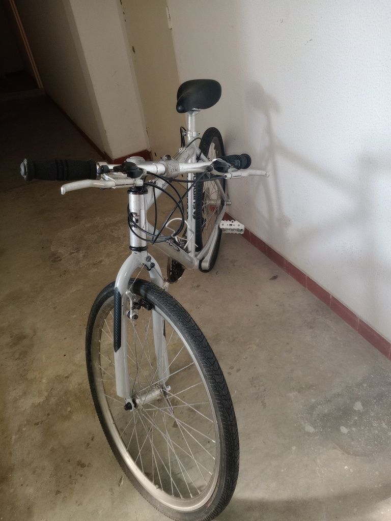 Bicicleta roda 26 85€ de alumínio reforçado tudo a funcionar na perfei
