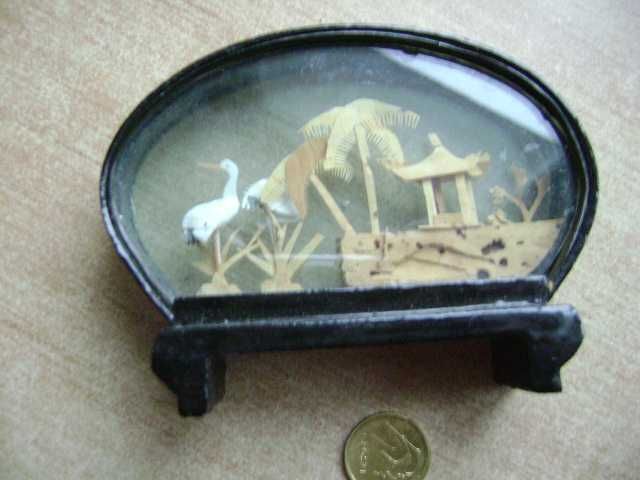 Starocie z PRL - Obrazek z rzeźbionego korka za szkłem TANIO