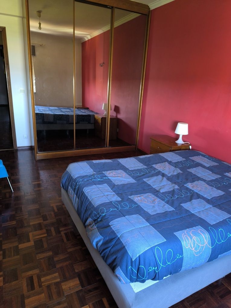 Alugo quarto com tudo incluído