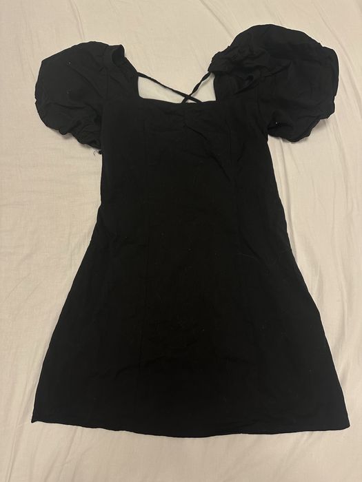 чорна сукня на завязках