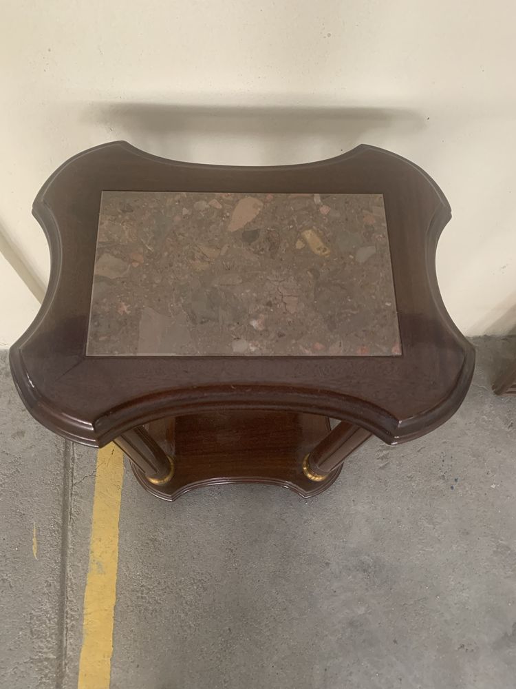 Mesa decorativa com tampo em marmore