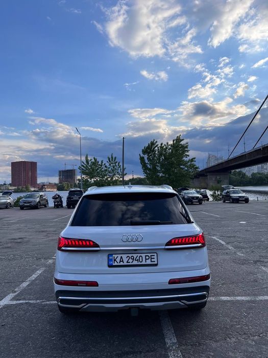 Audi Q7.Quattro Білого кольору кросовер