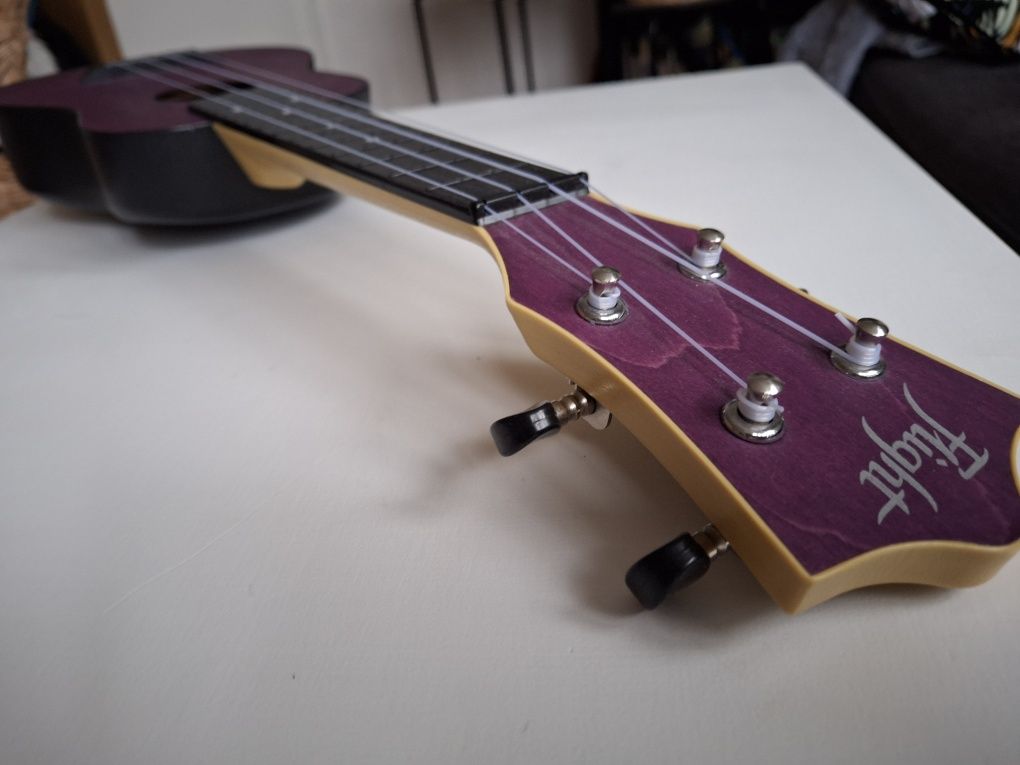 Ukulele Flight w kolorze śliwkowym, jak nowe