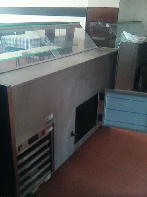 Vitrine frigorifica muito bem estimada e com pouco uso