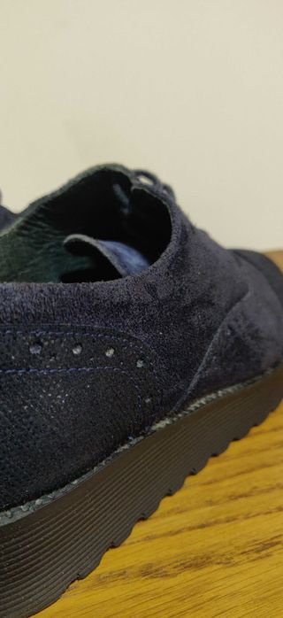 Sapatos azuis em pele camurça