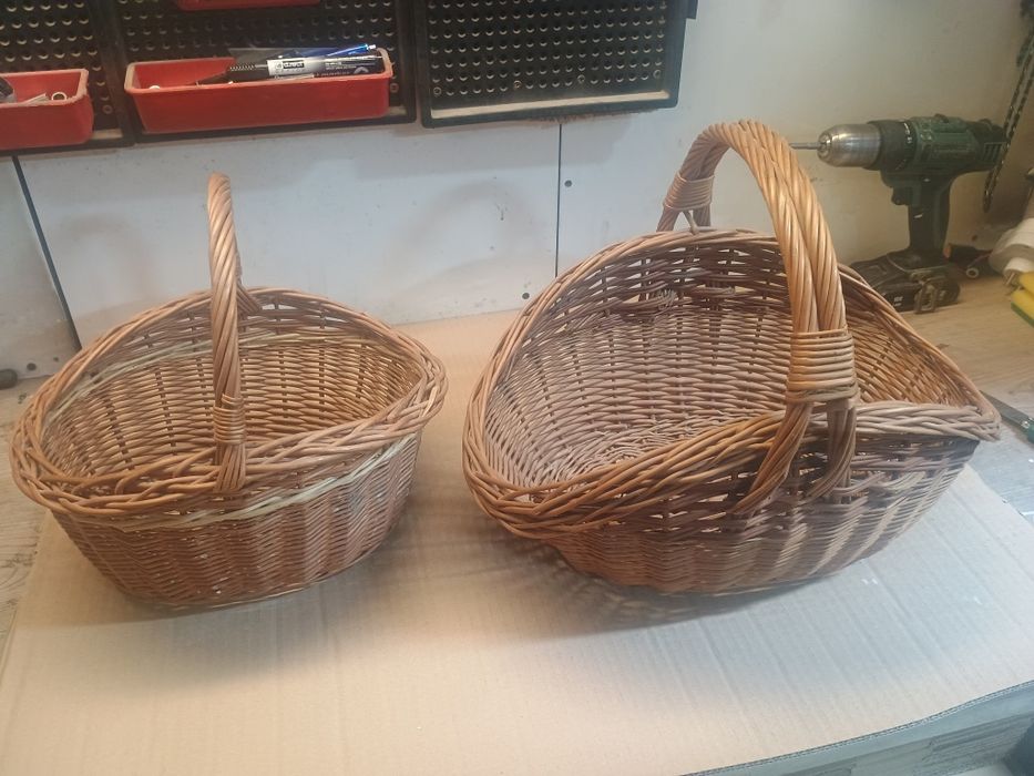 Dwa koszyki wiklinowe