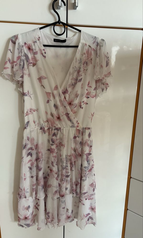 Sukienka Mohito 38 M biala w kwiaty, jak NOWA, elegancka