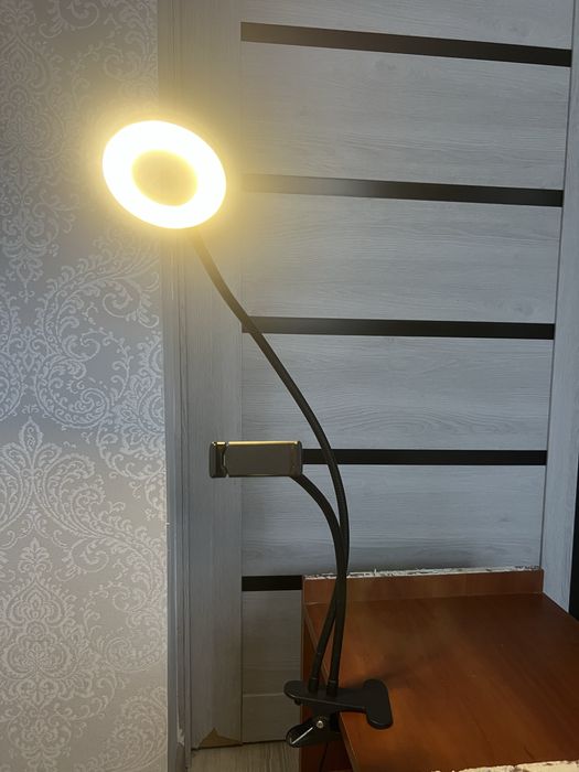 Штатив із  лед лампою