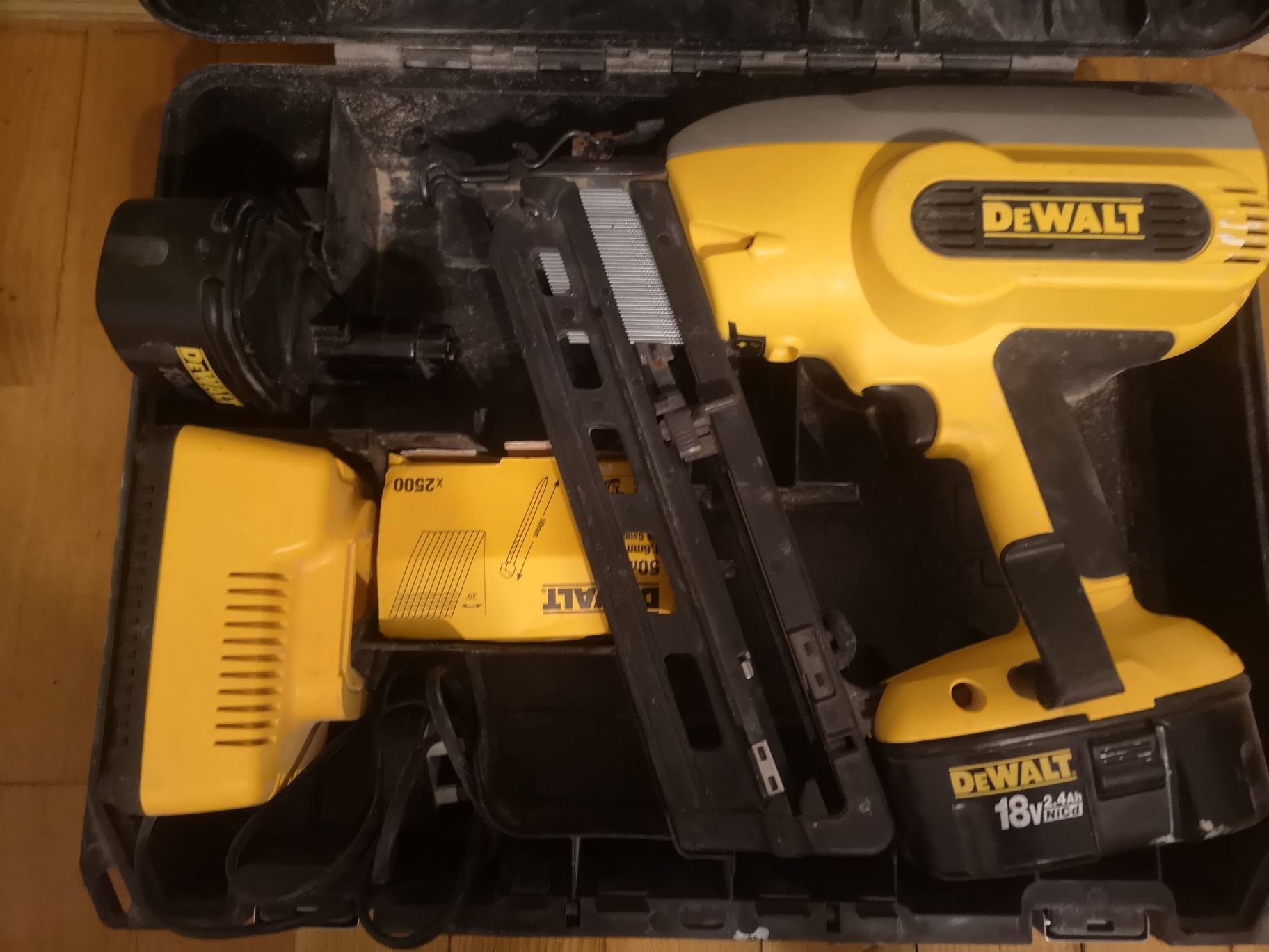 Gwoździarka DeWALT DC618 jak nowa