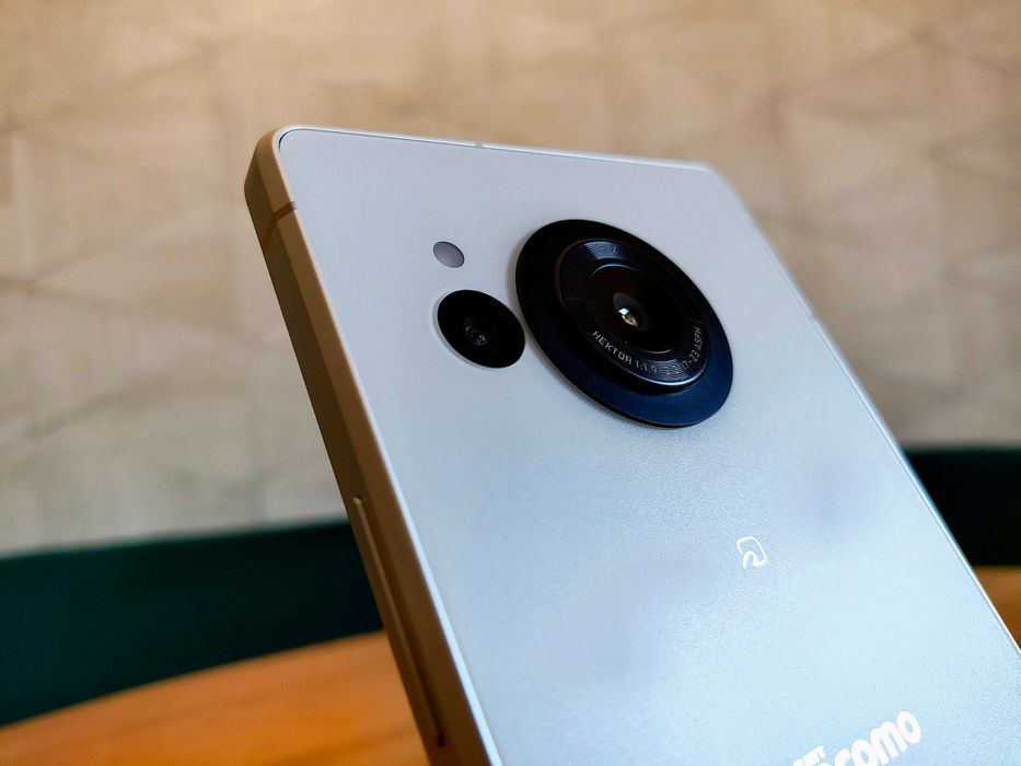 Протиударний смартфон Sharp AQUOS R8 (2sim,4570ma,6.4" 240гц,IP68,NFC)