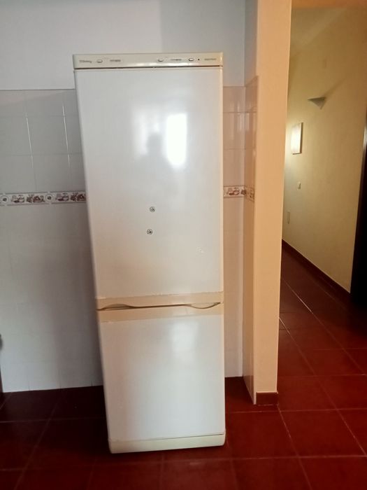 Frigorífico combinado BALAY com algumas marcas, a trabalhar perfeitame