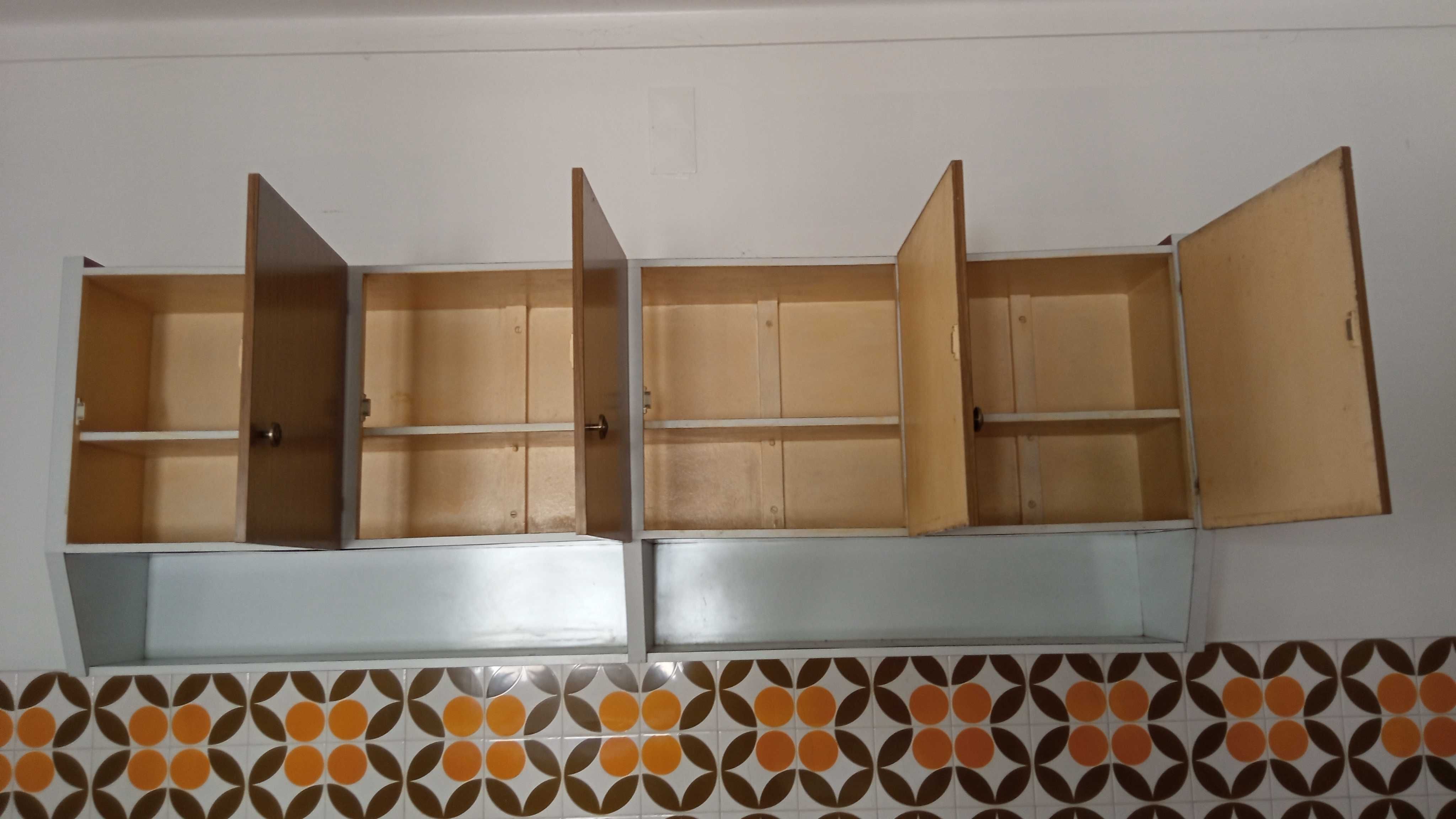 Moveis de cozinha suspensos e bancadas