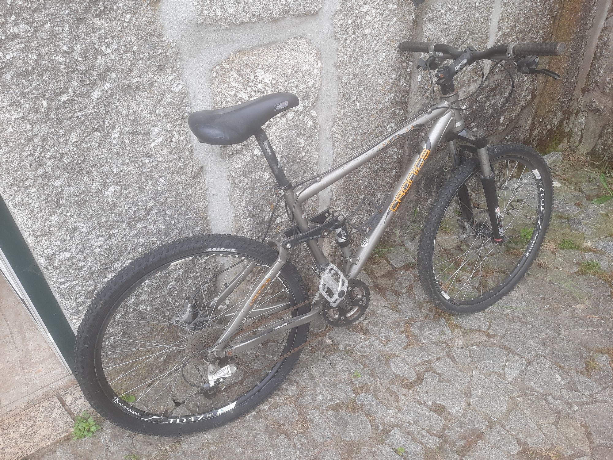 Bicicleta com suspensão total e travões de disco